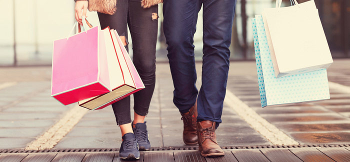 couple with shopping bags