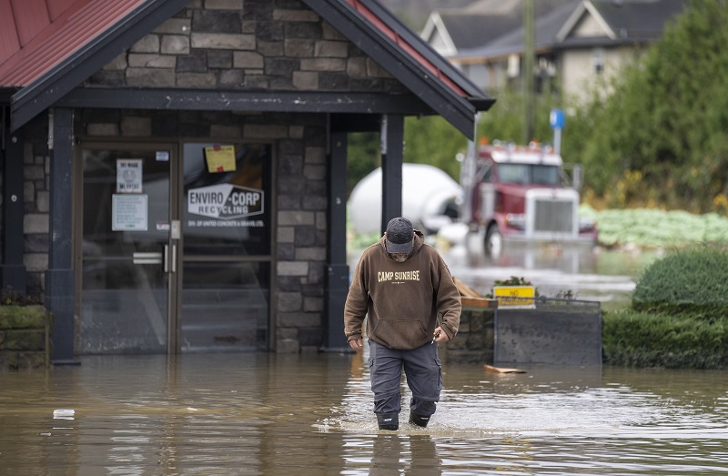 Rising flood waters in Abbotsford, B.C. on Monday, Nov. 28, 2021