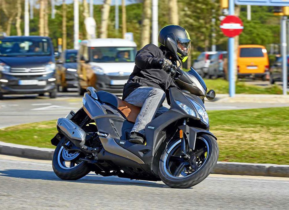 Kymco Agility City+ 125 on city roads