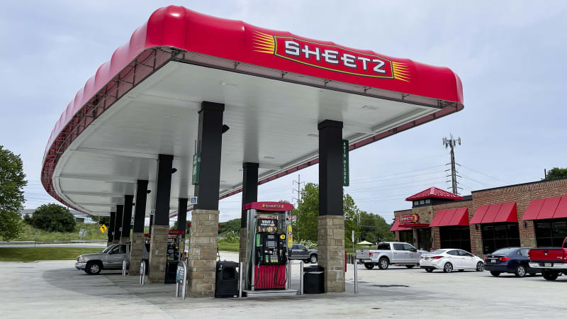 Sheetz chain lowers price for E15 gas to $3.99 for July 4 travel
