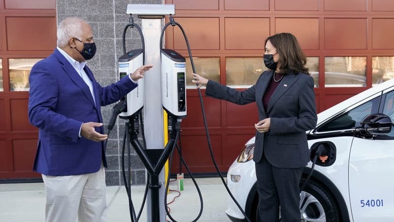 U.S. to propose standards for government-funded EV charging projects