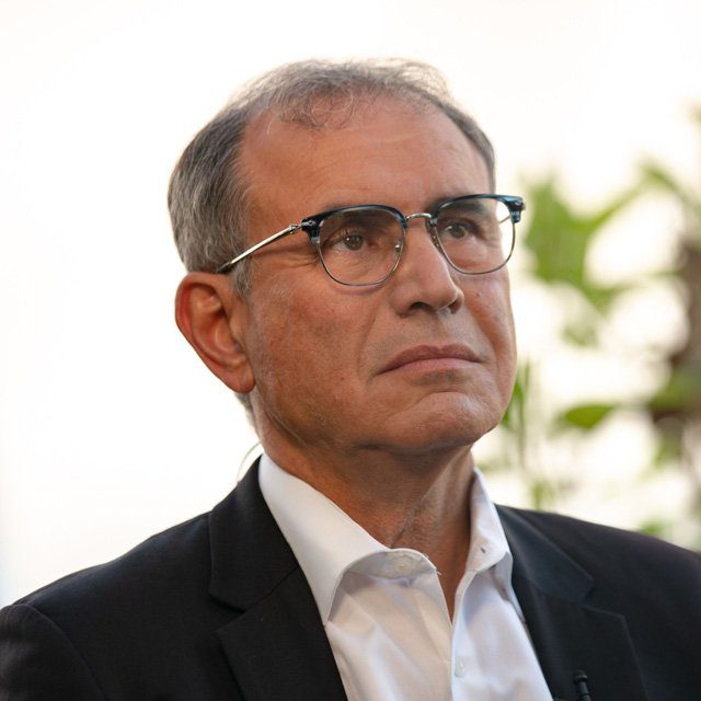 Bloomberg headshot of economist and author Nouriel Roubin