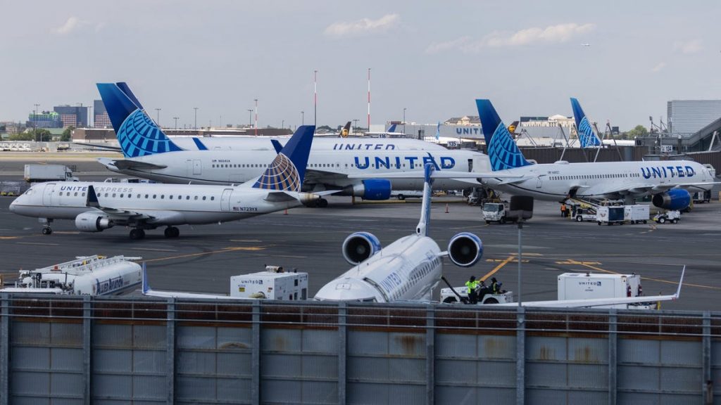 United Pilots 'Overwhelmingly' Reject New Airline Contract