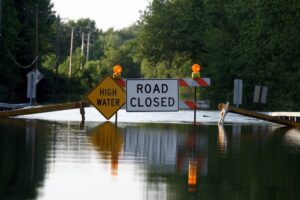 Heavy rainfall triggers flood warning in Victoria