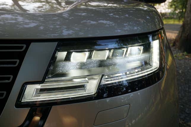 Image for article titled Battle Of The Big Boys: Alpina XB7 vs. Land Rover Range Rover