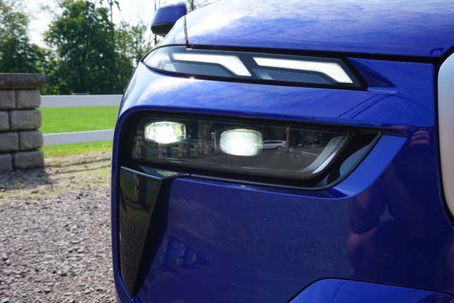 Image for article titled Battle Of The Big Boys: Alpina XB7 vs. Land Rover Range Rover