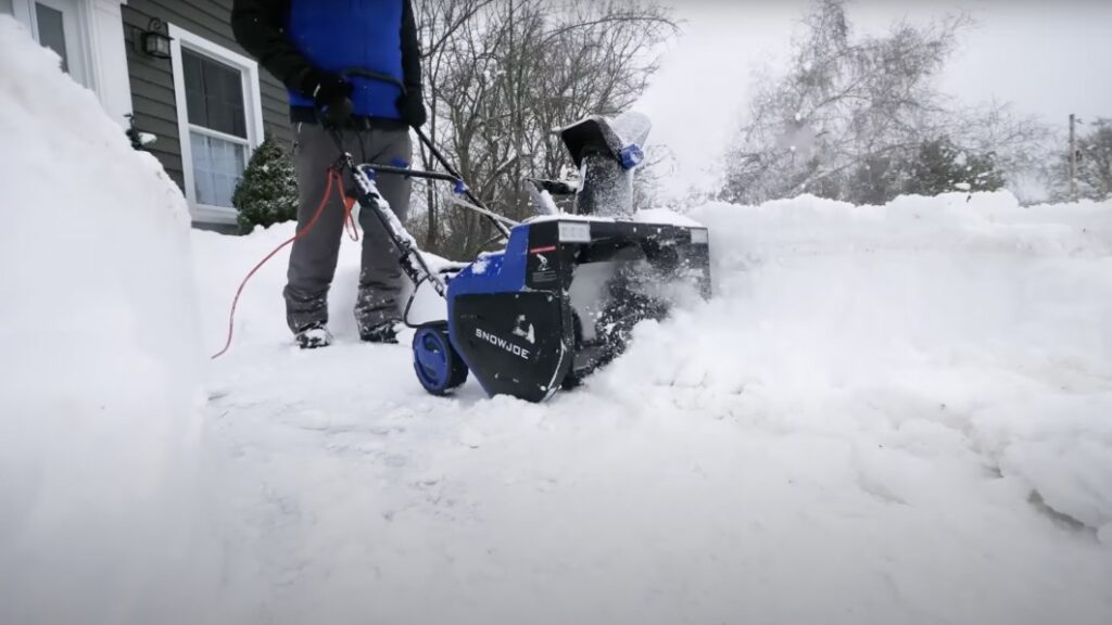 Amazon's best-selling electric snow blower is on sale for a limited time